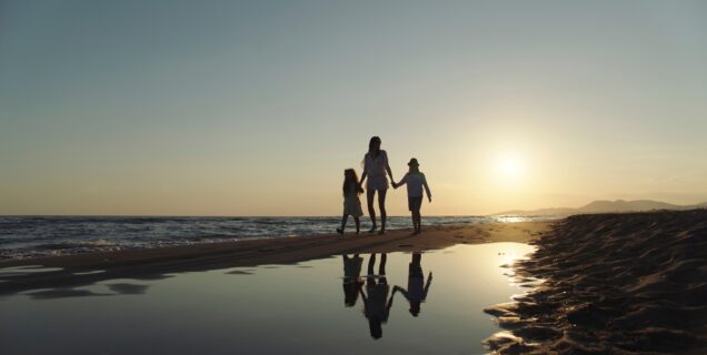 Gezin zonsondergang strand vakantie