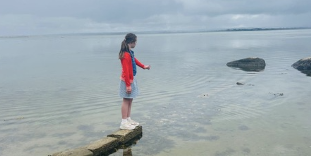 Lies aan het water