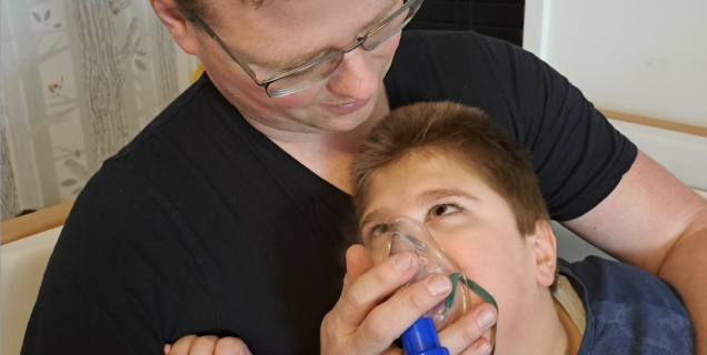 Nathan bij papa op schoot