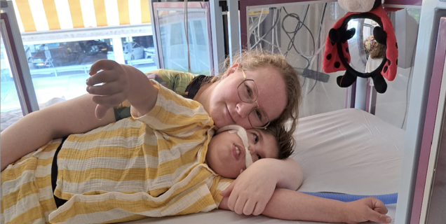 Nathan en Debora liggend in bed