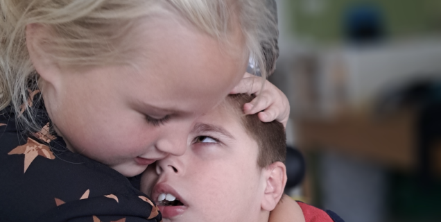 Nathan en zijn zus knuffel