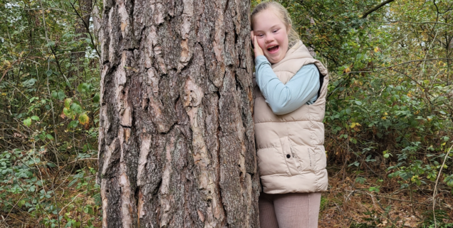Noortje bij boom