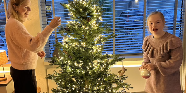 Noortje en Marion versieren de kerstboom